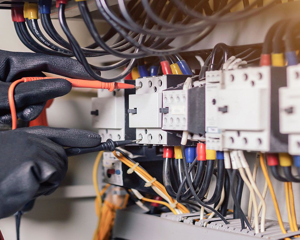 Mersin elektrikçi – elektrik panosunda ölçüm yapan usta