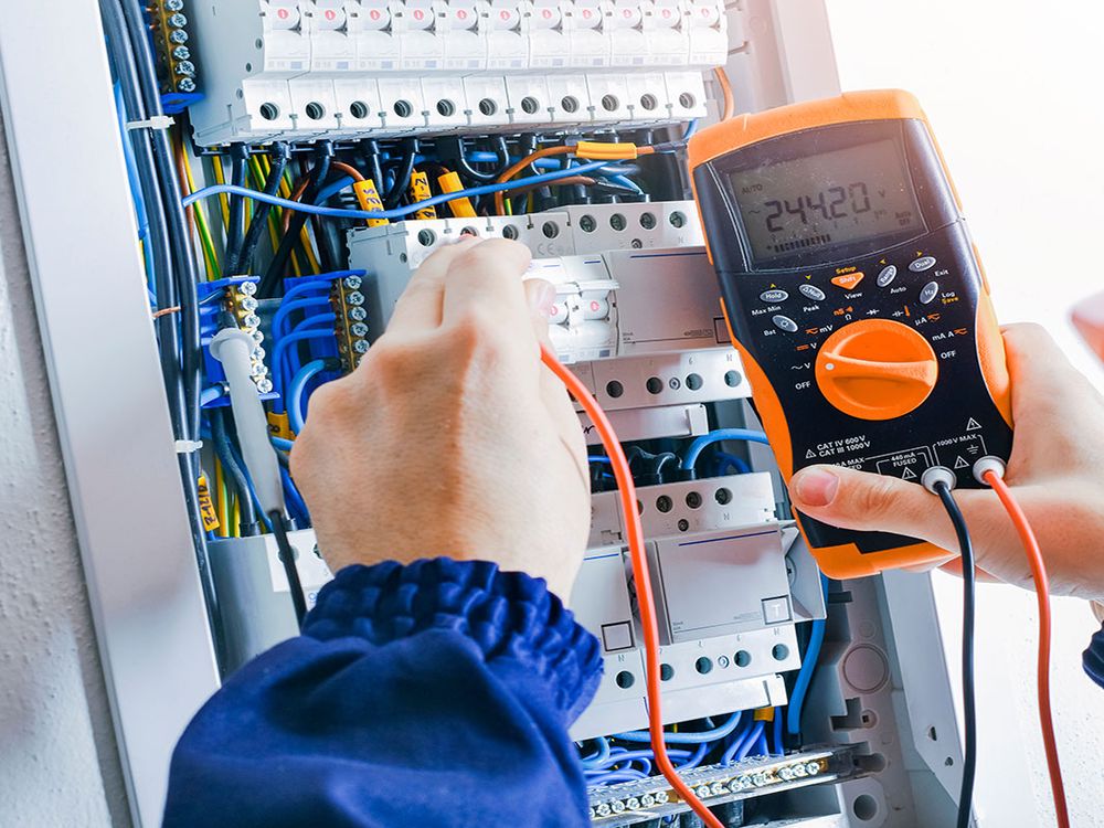 Mersin elektrik tesisat ustası çalışırken