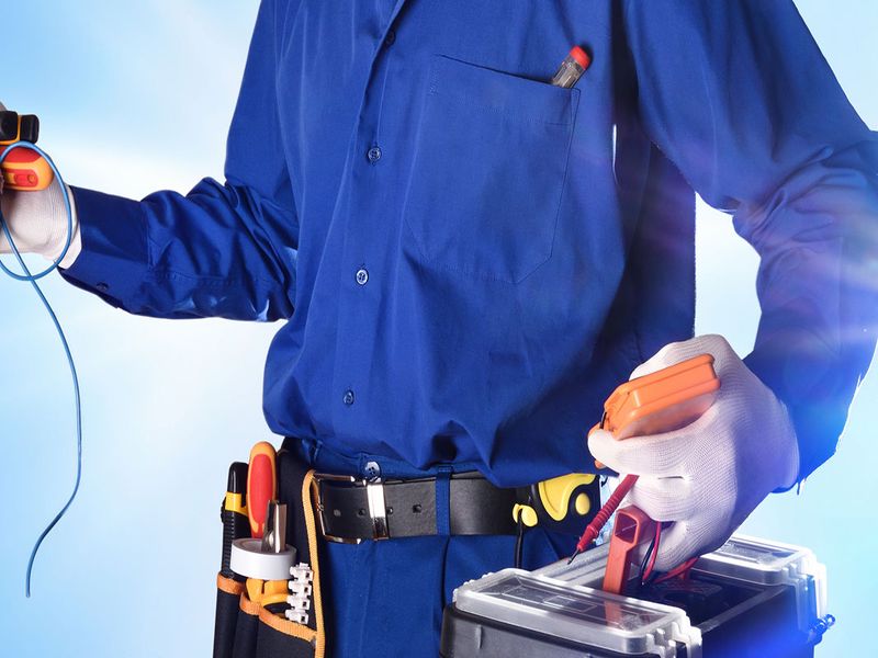 Mersin'de saha çalışması yapan profesyonel elektrik ustası – Akdeniz Ferhat Elektrik